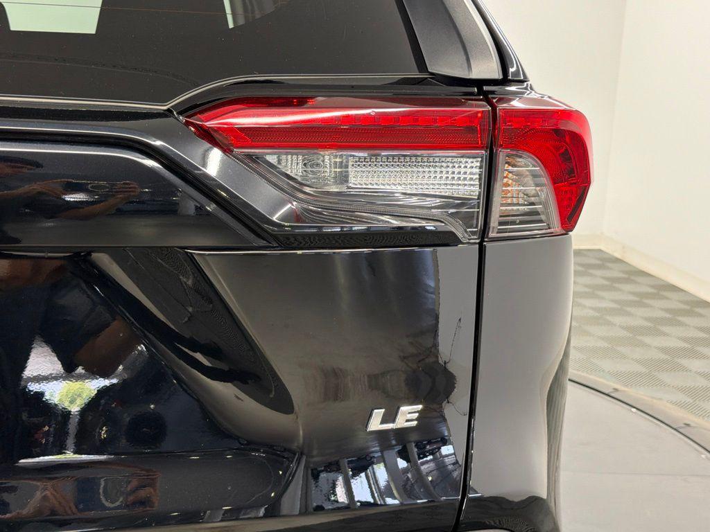 2025 Toyota RAV4 LE — миниатюра 14