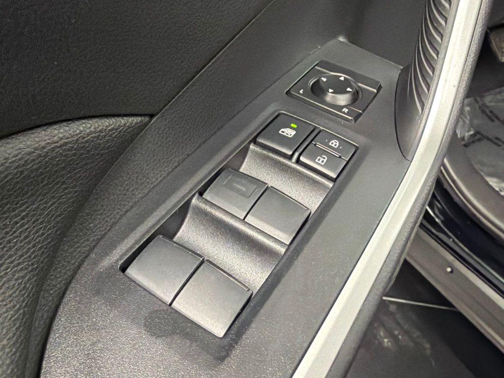 2025 Toyota RAV4 LE — миниатюра 20