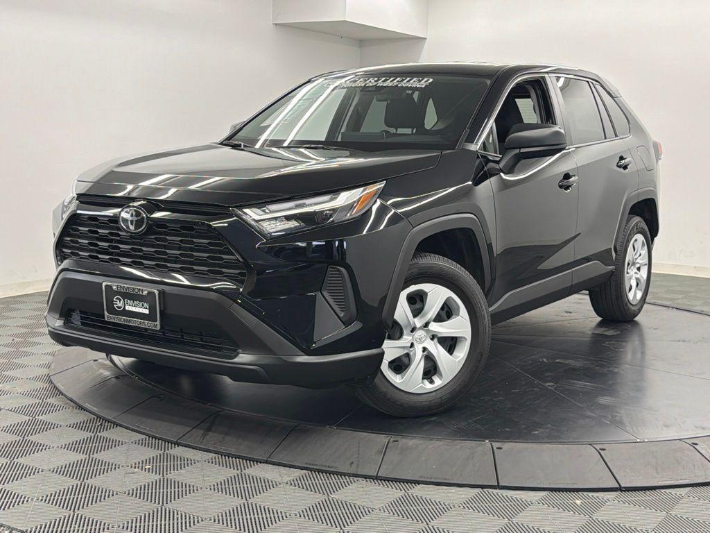 2025 Toyota RAV4 LE — фото 3