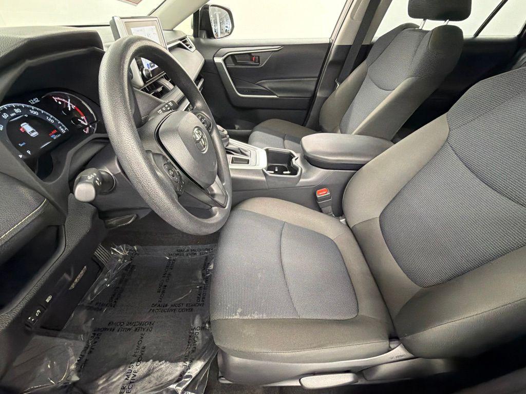 2025 Toyota RAV4 LE — миниатюра 22