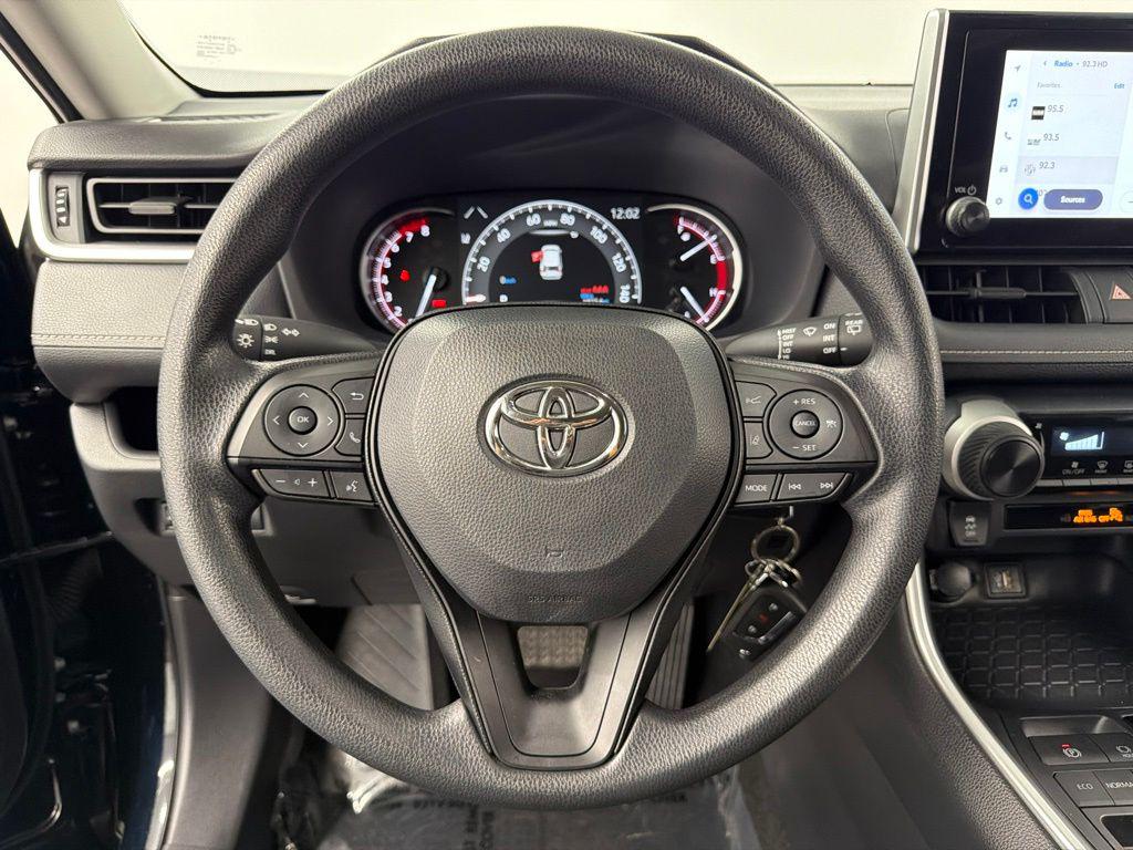 2025 Toyota RAV4 LE — миниатюра 24