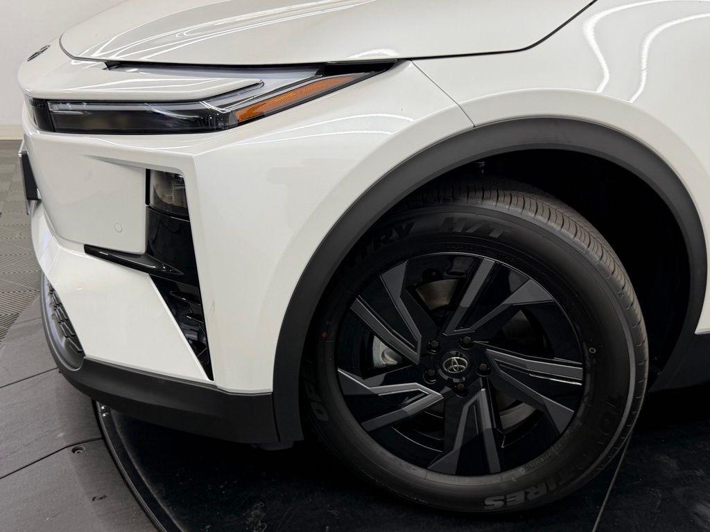 2026 Toyota C-HR SE thumbnail 4