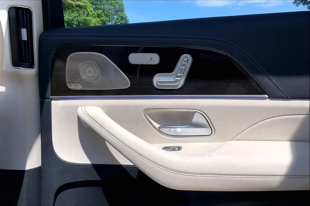 2026 Mercedes-BENZ GLS thumbnail 23