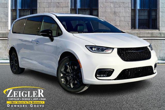 New 2026 Chrysler Pacifica Select