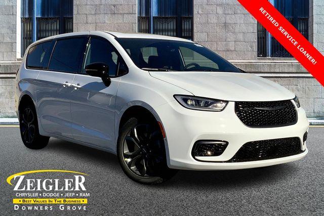 New 2026 Chrysler Pacifica Select