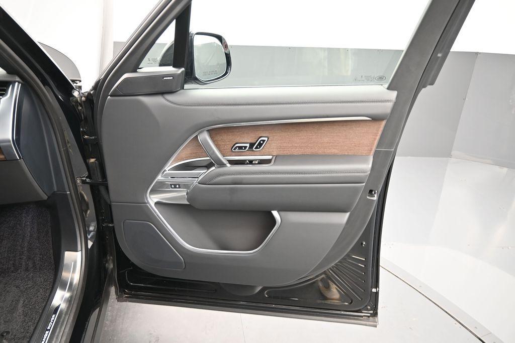 صورة 4 لـ 2025 LAND Rover RANGE ROVER P400 SE