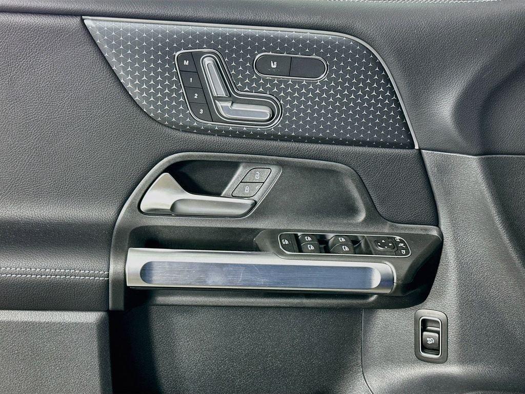 2026 Mercedes-BENZ GLB — миниатюра 16
