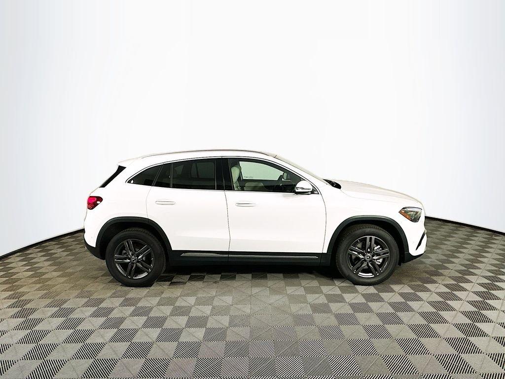 MERCEDES-BENZ GLA - 8