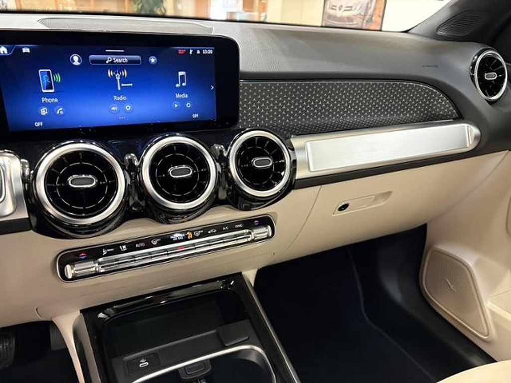 2026 Mercedes-BENZ GLB — миниатюра 18
