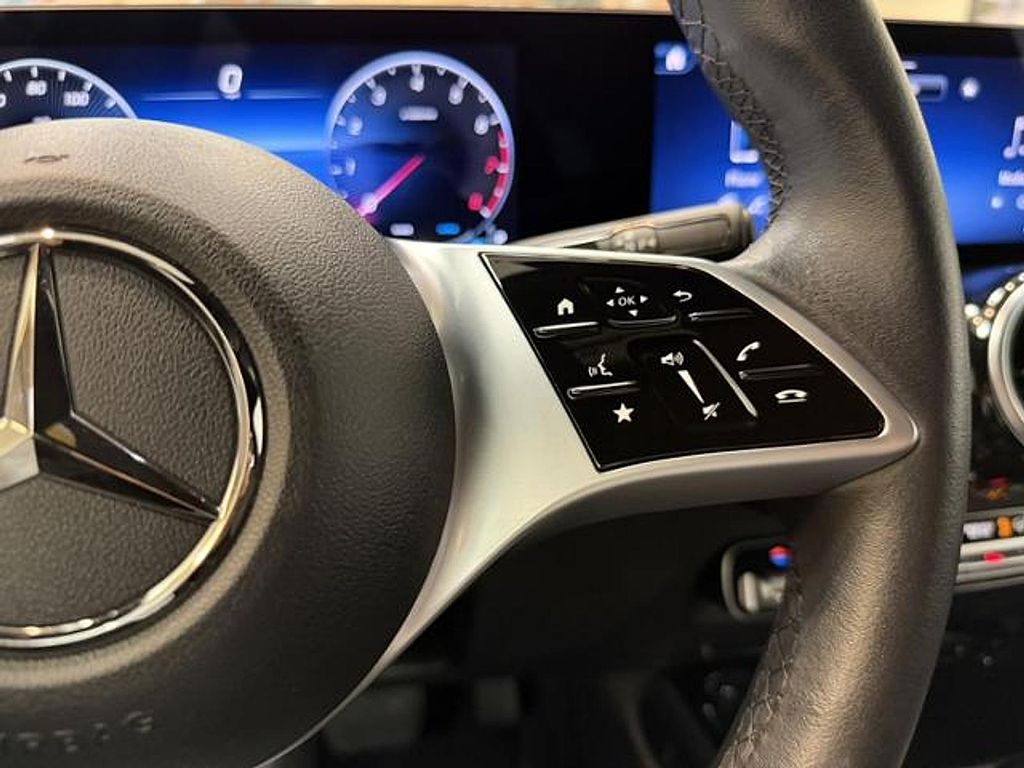 2025 Mercedes-BENZ GLB — миниатюра 18