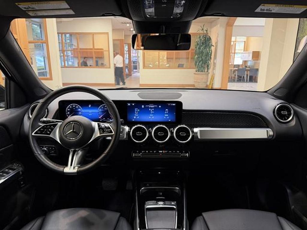 2025 Mercedes-BENZ GLB — миниатюра 11