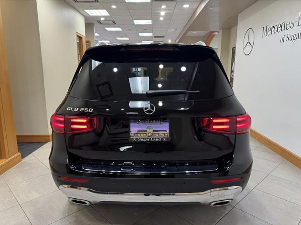 2026 Mercedes-BENZ GLB photo 4
