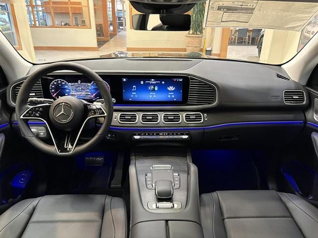 2026 Mercedes-BENZ GLS — миниатюра 11