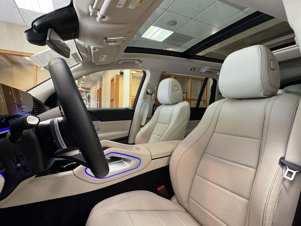 2025 Mercedes-BENZ GLS photo 7