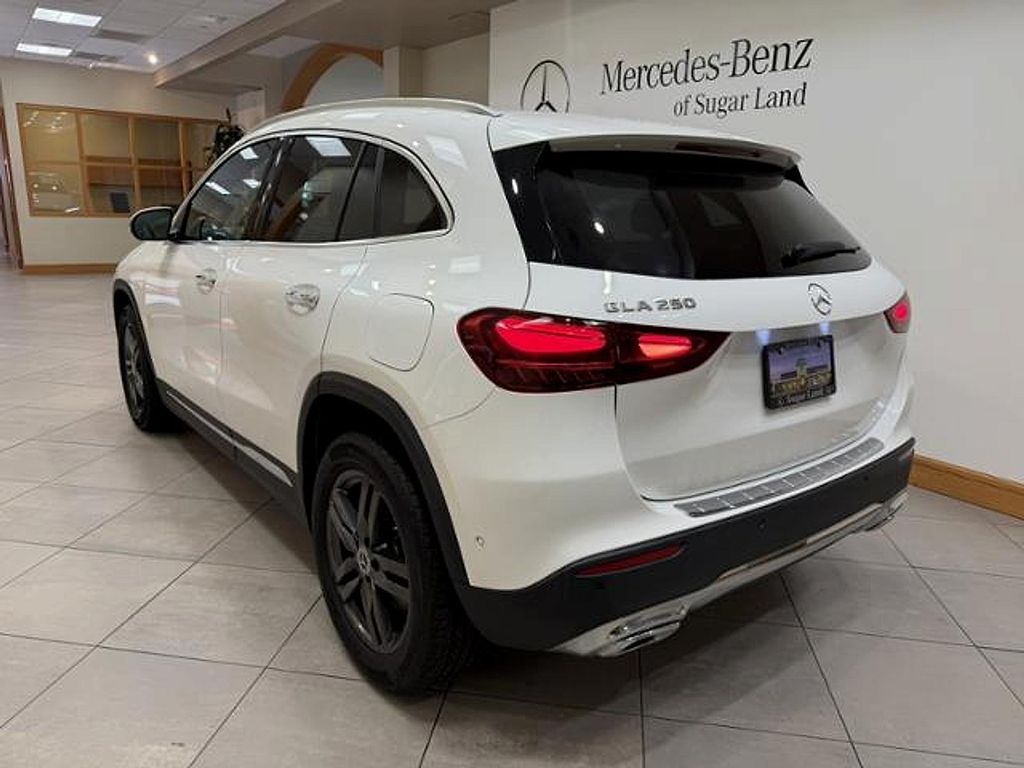 2025 Mercedes-BENZ GLA — фото 3