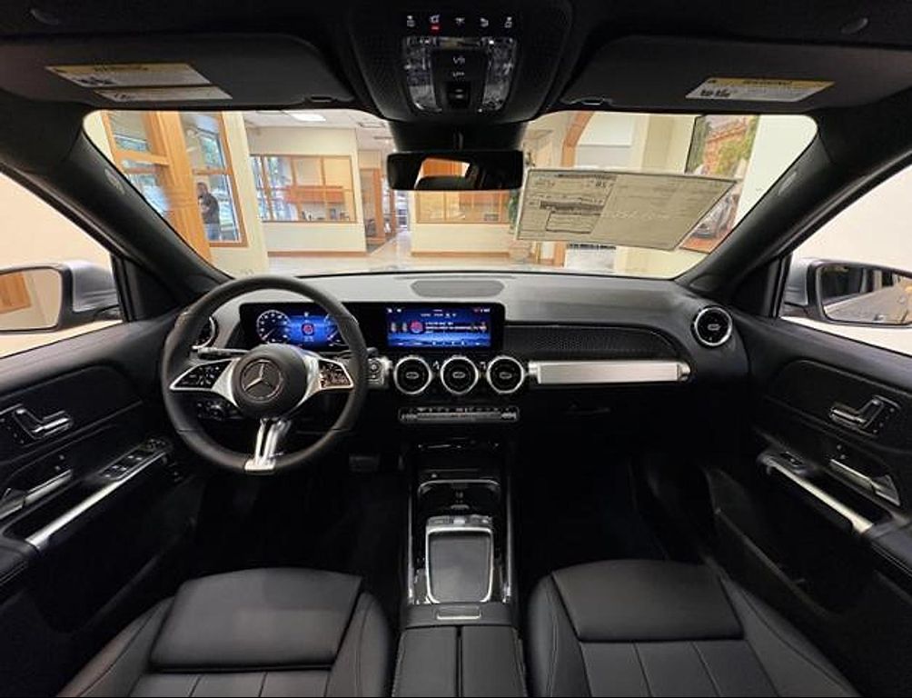2026 Mercedes-BENZ GLB — миниатюра 13