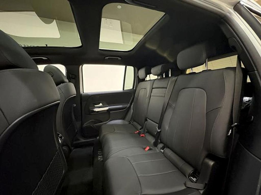 2026 Mercedes-BENZ GLB — миниатюра 22