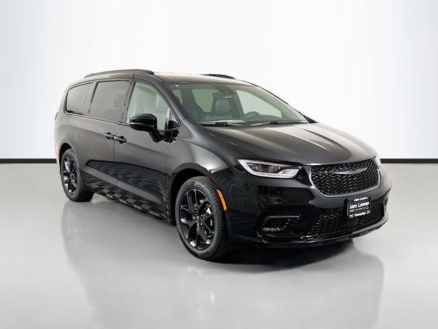 New 2026 Chrysler Pacifica Select