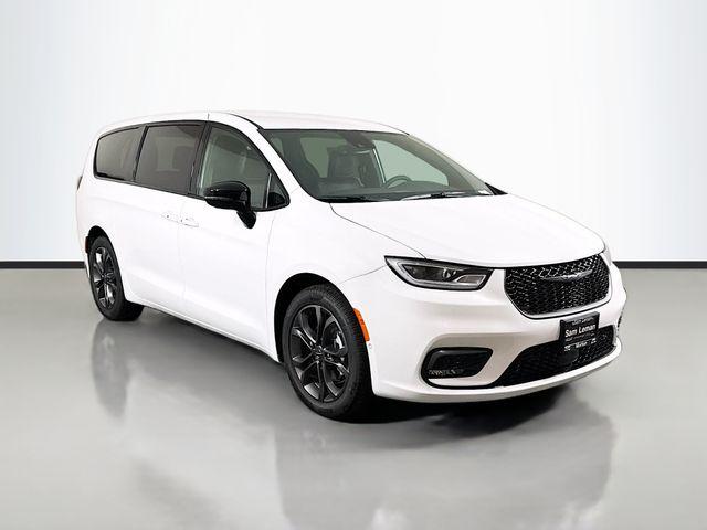 New 2026 Chrysler Pacifica Select