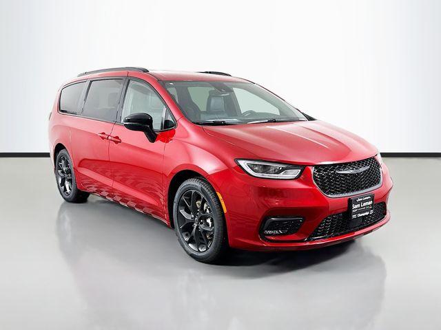 New 2026 Chrysler Pacifica Select