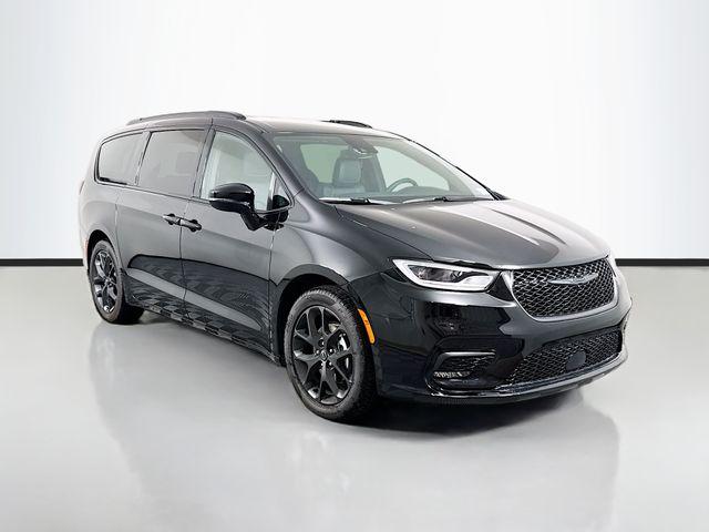 New 2026 Chrysler Pacifica Select