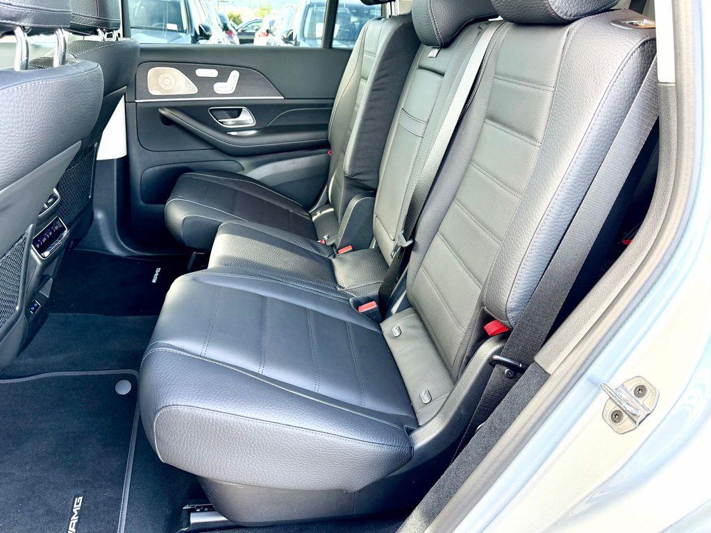 2026 Mercedes-BENZ GLS — миниатюра 30