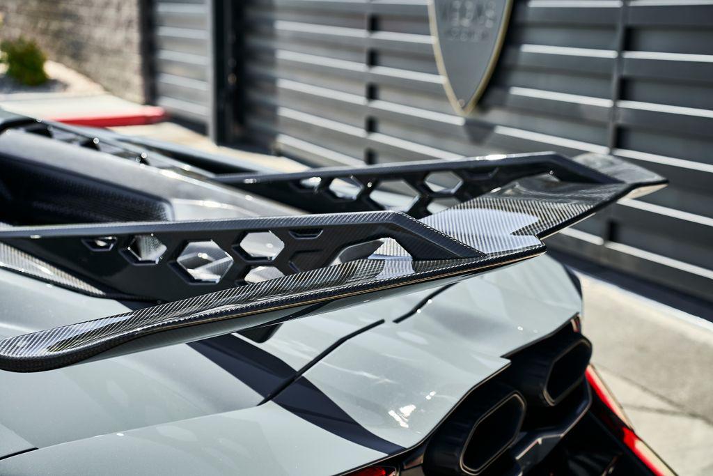 صورة 10 لـ 2024 Lamborghini REVUELTO BASE