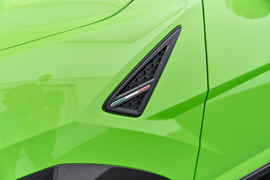 2023 Lamborghini URUS PERFORMANTE thumbnail 23