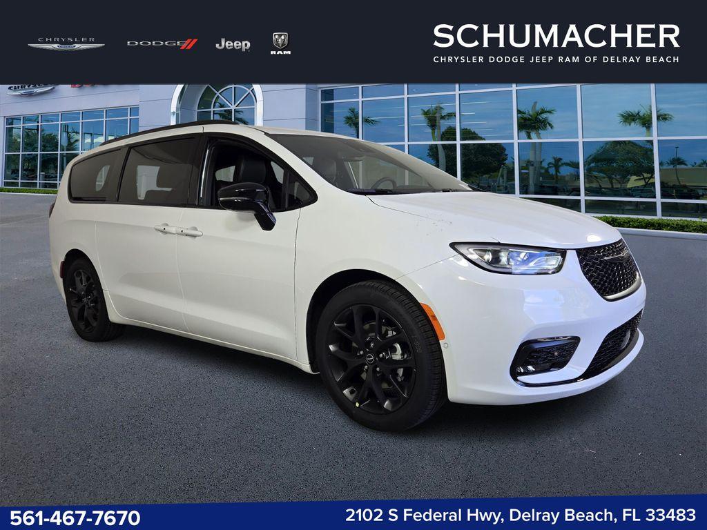New 2026 Chrysler Pacifica Select
