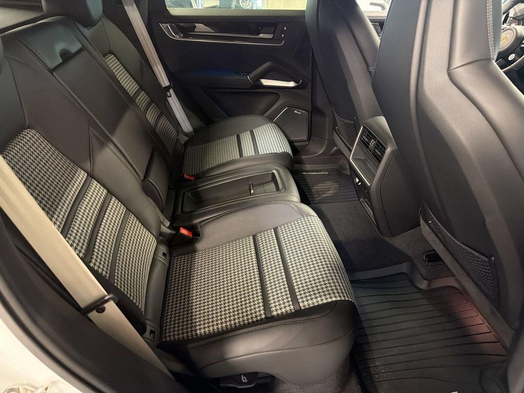 2026 Porsche CAYENNE GTS 缩略图 30