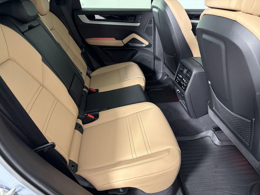 2026 Porsche CAYENNE thumbnail 29