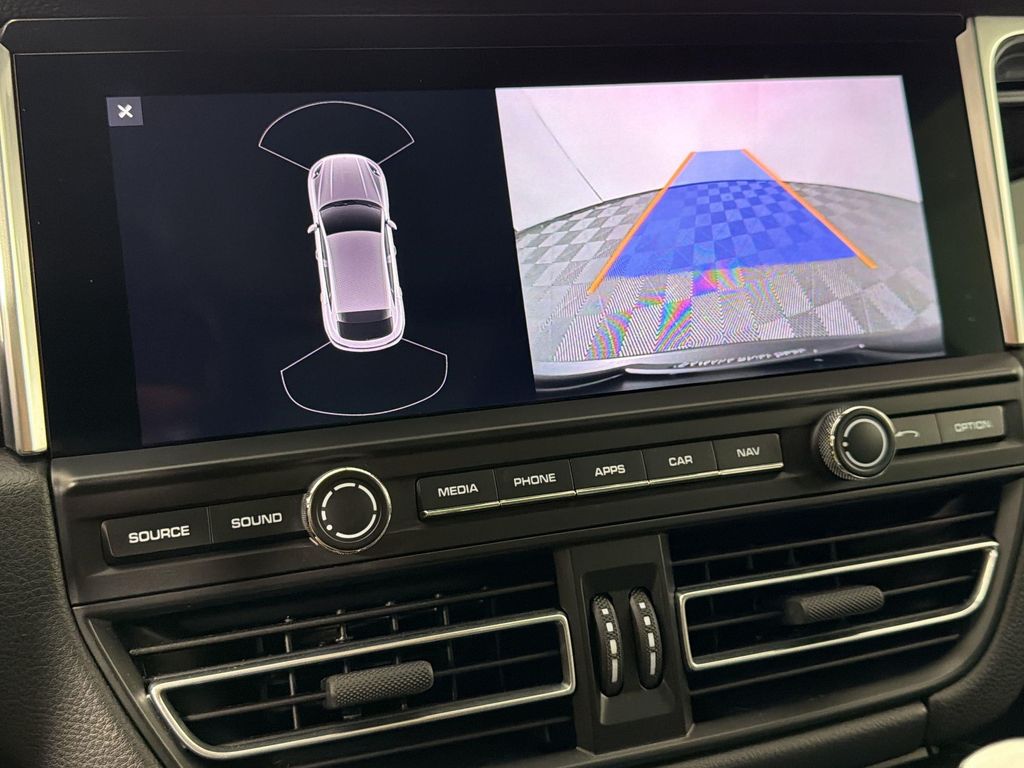 2021 Porsche MACAN thumbnail 20