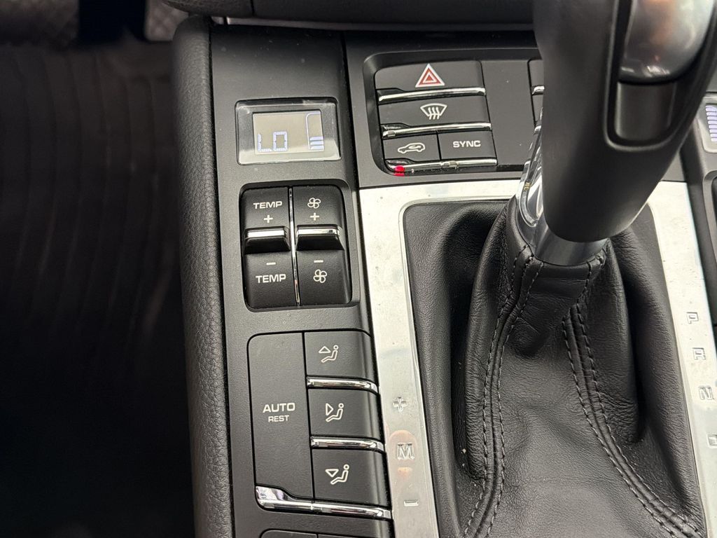 2021 Porsche MACAN thumbnail 17
