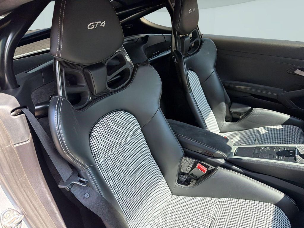 صورة 30 لـ 2020 Porsche 718 CAYMAN GT4