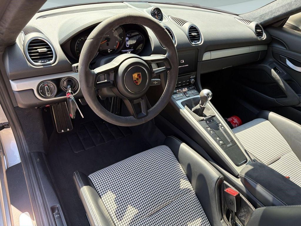 صورة 27 لـ 2020 Porsche 718 CAYMAN GT4