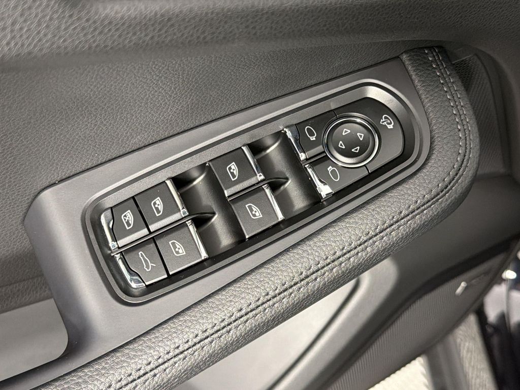 2026 Porsche MACAN — миниатюра 13