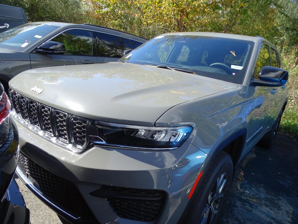 New 2027 Jeep Grand Cherokee Laredo