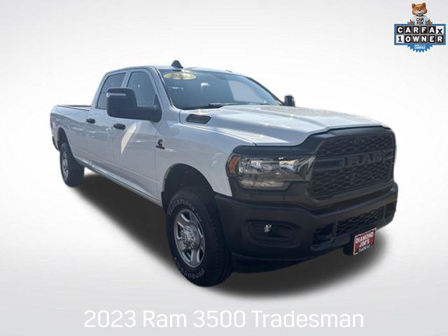 صورة 1 لـ 2023 RAM 3500 TRADESMAN CREW CAB 4X4 8' BOX