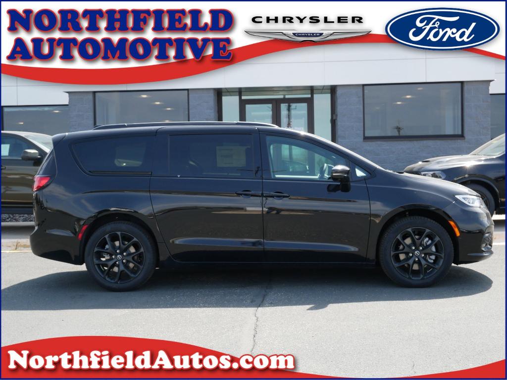 New 2026 Chrysler Pacifica Select