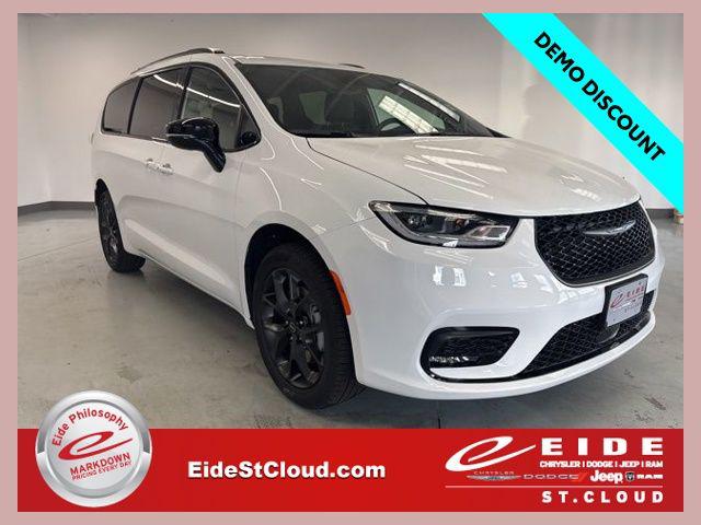 New 2026 Chrysler Pacifica Limited