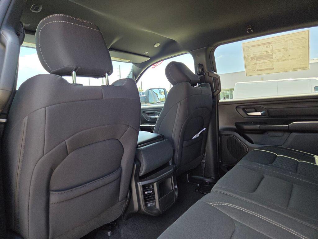 صورة 10 لـ 2026 RAM 1500 WARLOCK CREW CAB 4X4 5'7' BOX