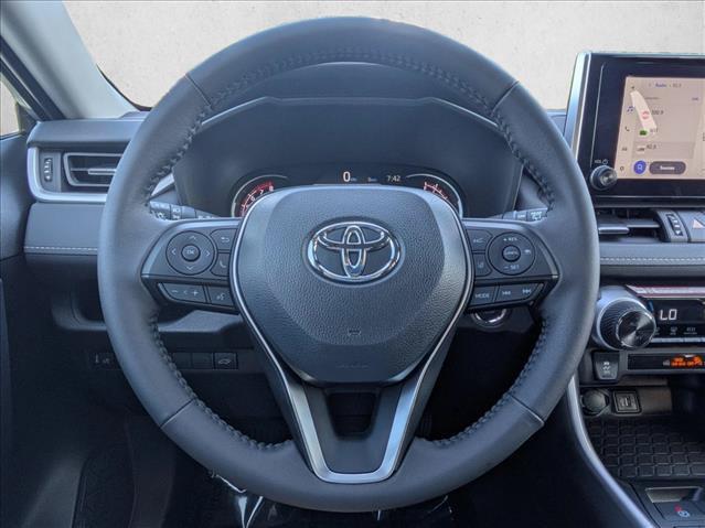 2025 Toyota RAV4 XLE PREMIUM — фото 10