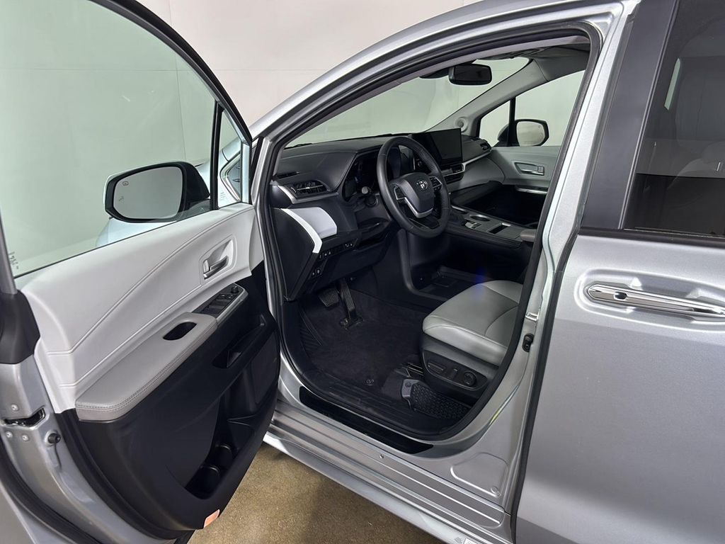 صورة 2 لـ 2025 Toyota SIENNA XLE