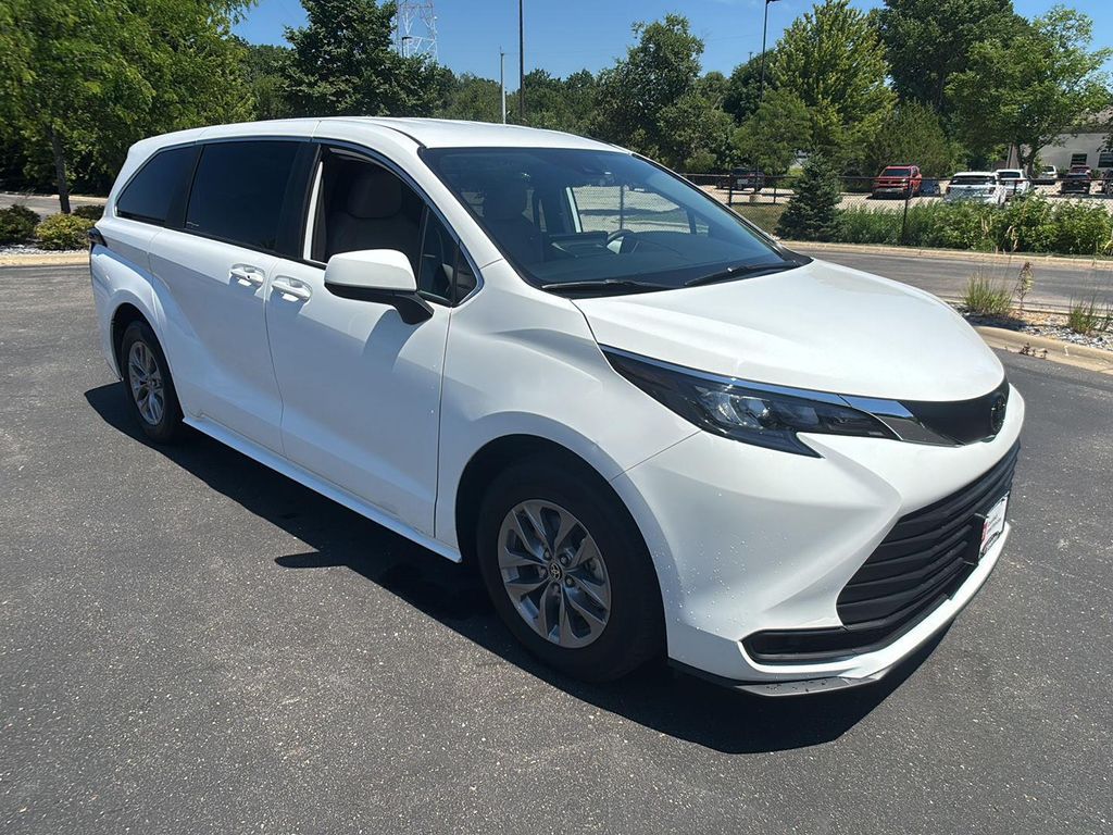 صورة 8 لـ 2026 Toyota SIENNA LE
