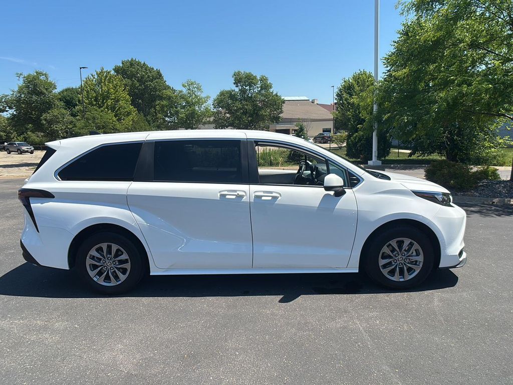 صورة 9 لـ 2026 Toyota SIENNA LE