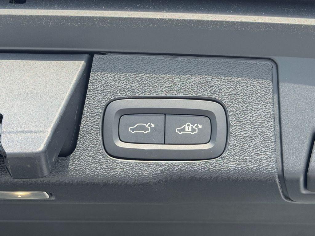 صورة 8 لـ 2026 Volvo XC60 PLUG-IN HYBRID ULTRA, T8 AWD ELECTRIC/GASOLIN