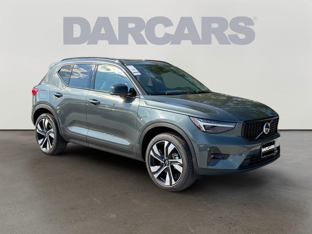 New 2026 Volvo XC40 Plus, B5 AWD Gas (mild hybrid), Dark
