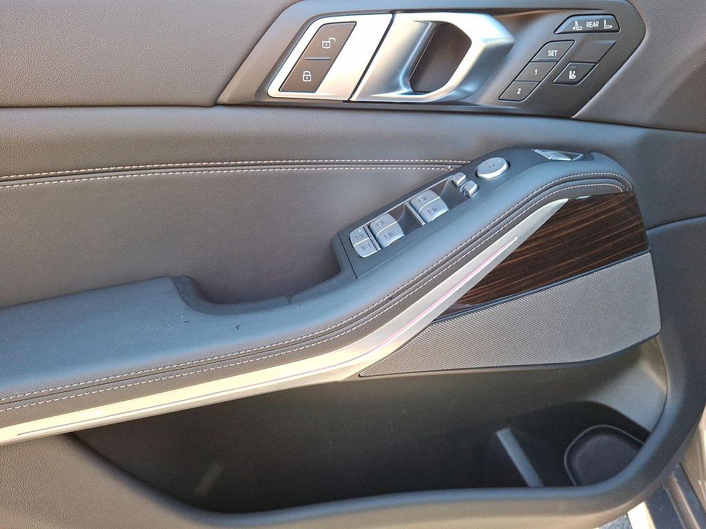 صورة 9 لـ 2024 BMW X7 XDRIVE40I
