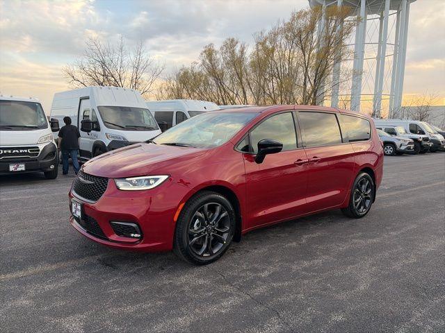 New 2026 Chrysler Pacifica Select