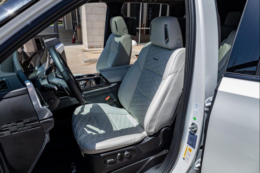 2025 Cadillac ESCALADE V-SERIES — миниатюра 29